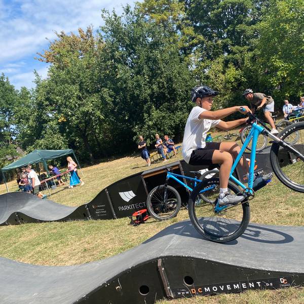 Ein junger Mountainbiker auf der mobilen Pumptrack.