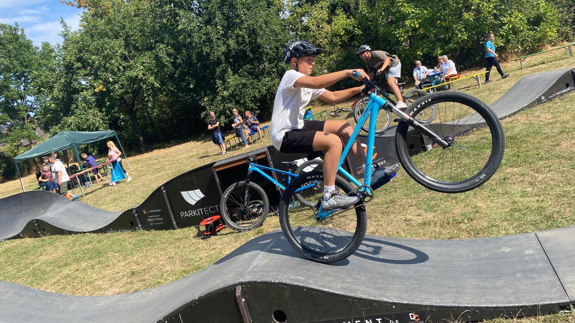Ein junger Mountainbiker auf der mobilen Pumptrack.