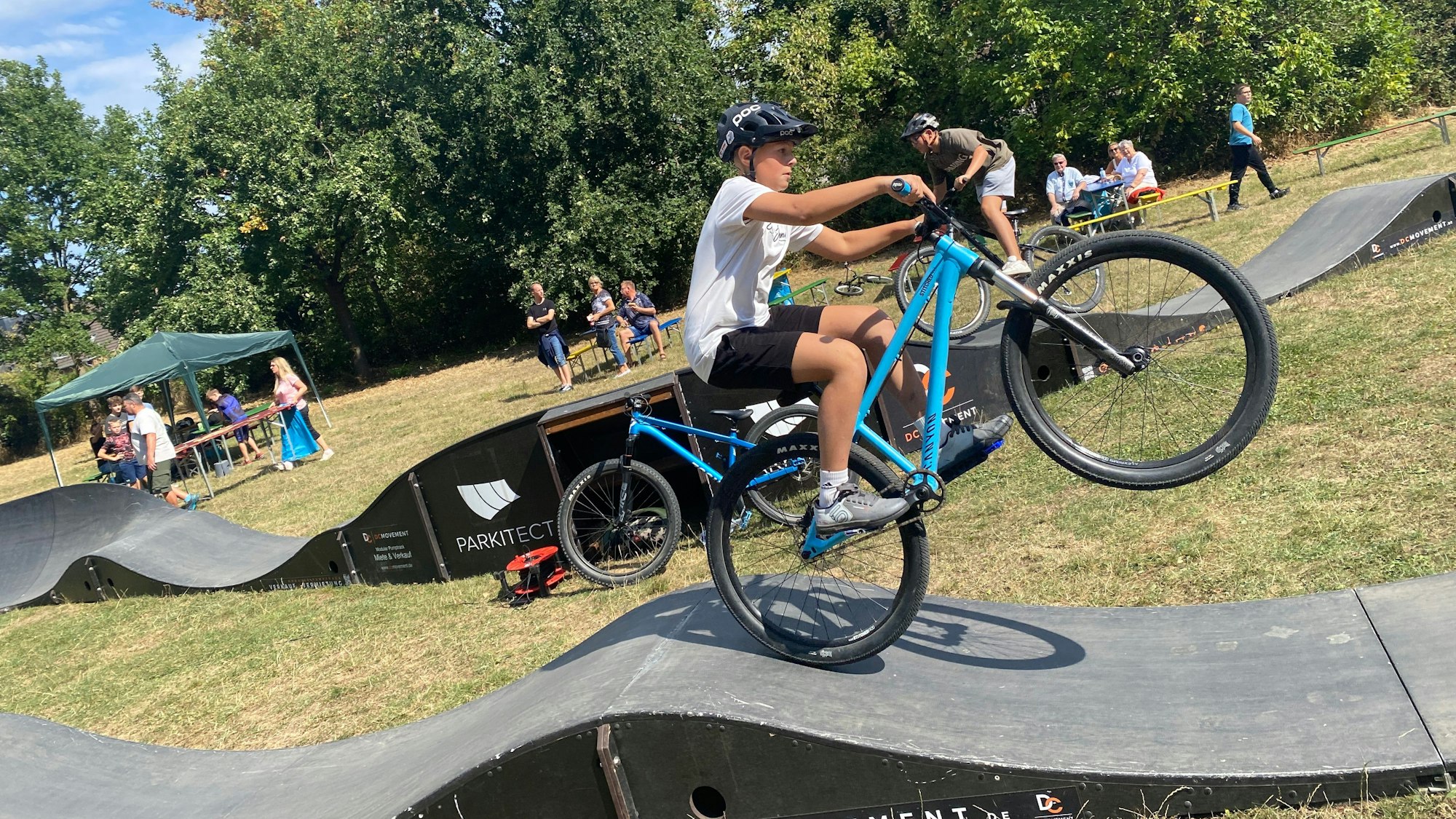 Ein junger Mountainbiker auf der mobilen Pumptrack.