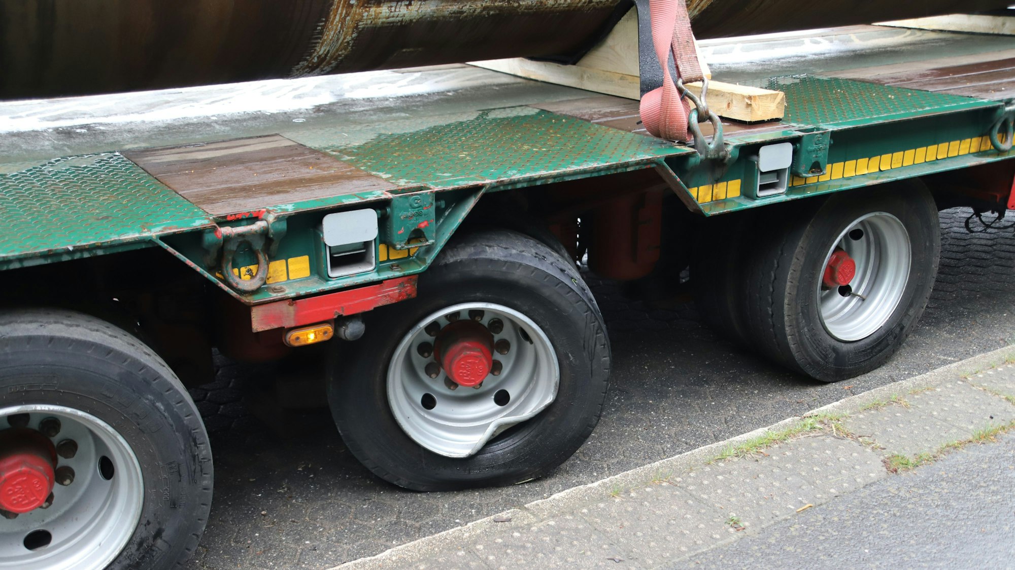Eine Felge wurde schwer beschädigt, der Reifen stand quer. Das Gespann konnte nicht mehr weiterfahren.