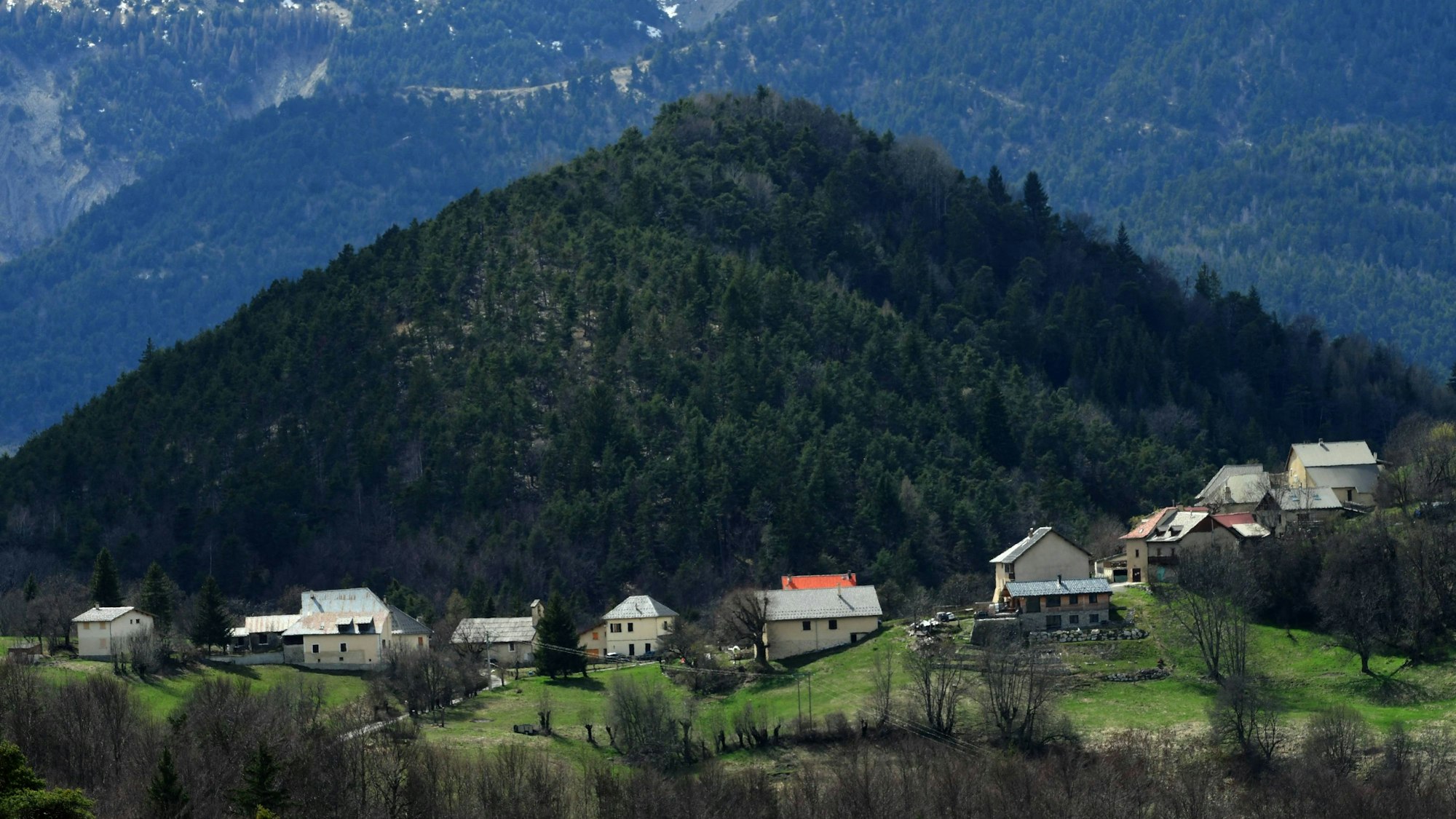Mehrere Häuser im französischen Alpendorf Le Vernet im Département Haute-des-Alpes-Provence. Die Polizei hat weitere Knochen des zweijährigen Émile in den Wäldern der Gemeinde entdeckt.