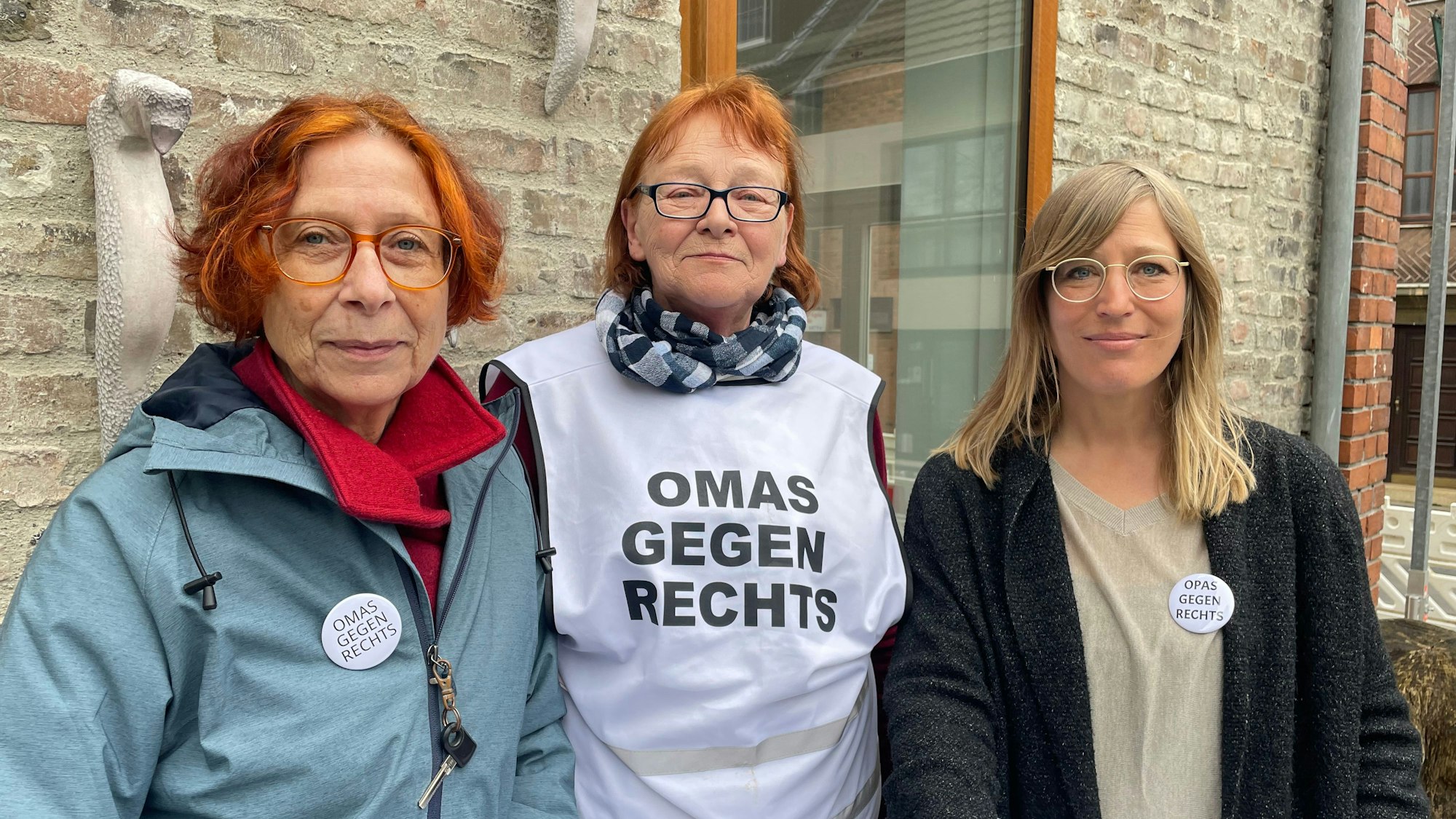 Drei Frauen stehen vor dem Treffpunkt des Senioren Netzwerks Sürth am Marktplatz v.l. Barbara Otto.