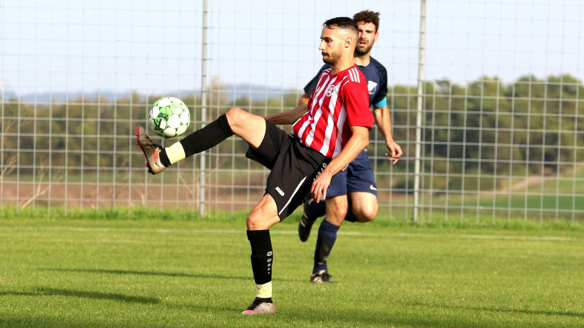 Lorenzo Moranelli nimmt den Ball mit erhobenem Bein an.