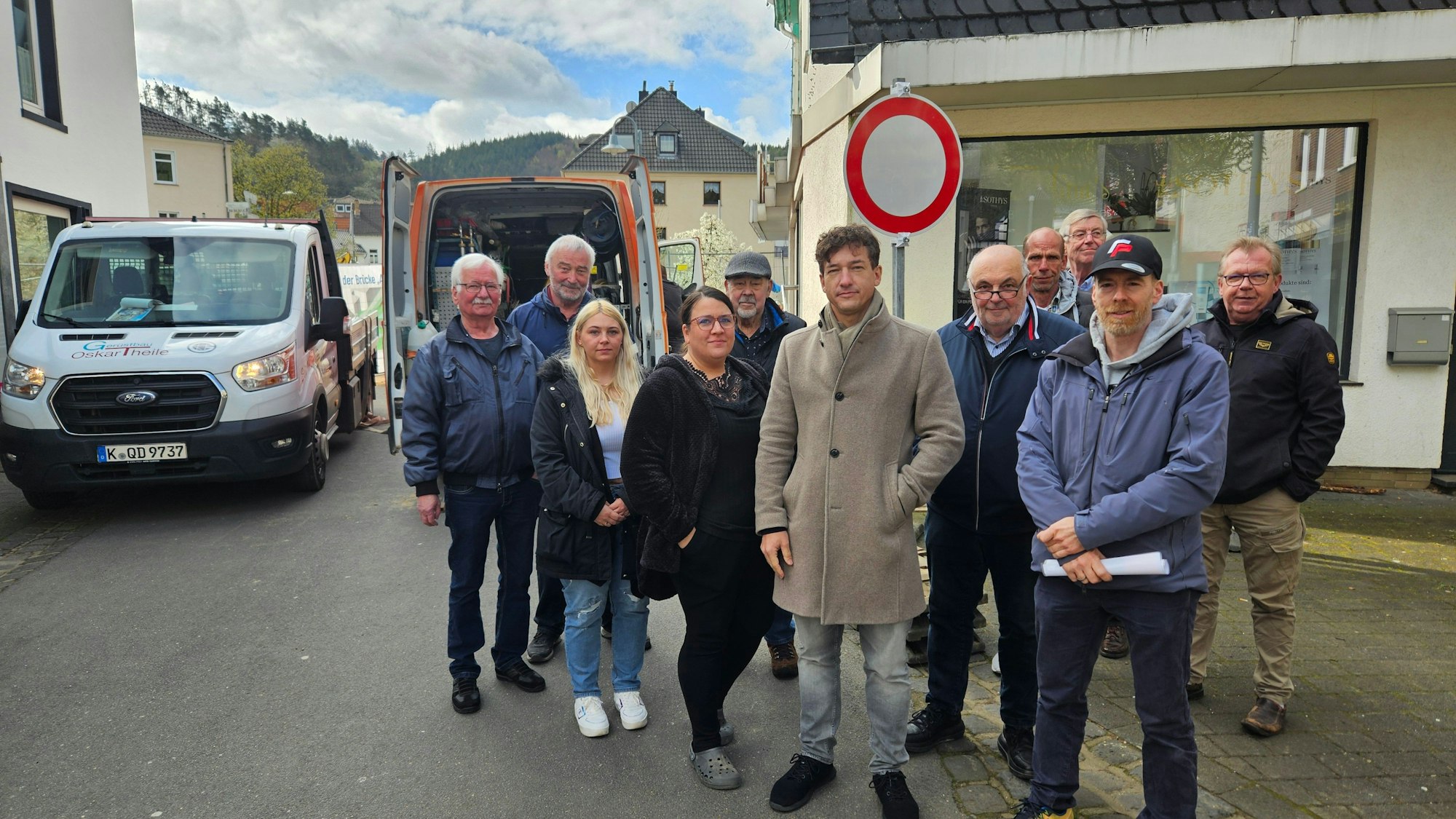 Schleidener Geschäftsleute stehen vor der gesperrten Brücke.