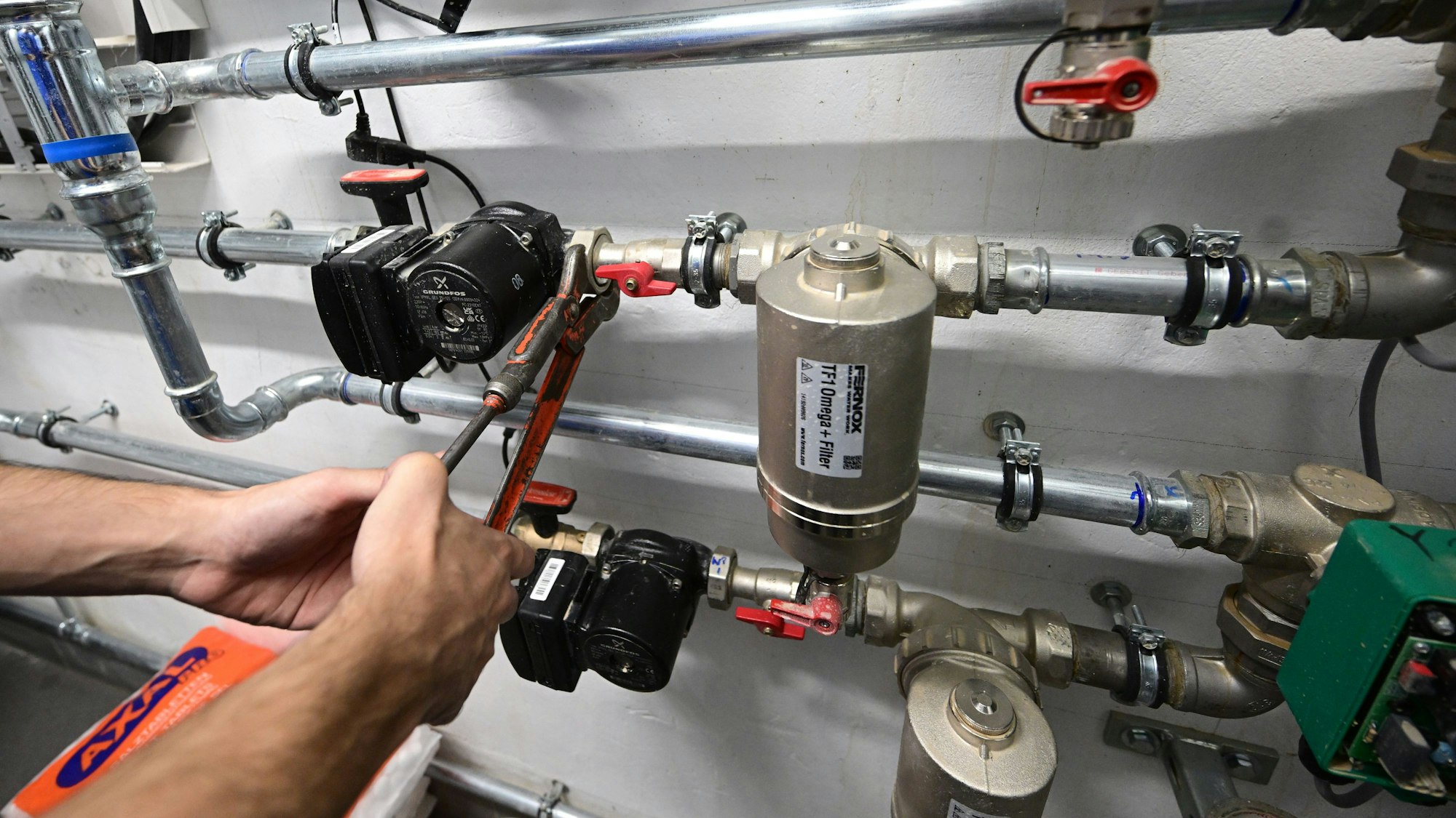 Ein Mitarbeiter in einem Handwerksbetrieb für Heizungsbau