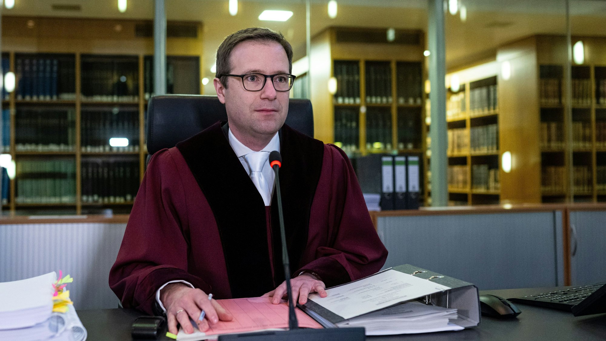 ARCHIV - 12.03.2024, Nordrhein-Westfalen, Münster: Bei dem Berufungsverfahren im Streit um die Einstufung der AfD durch den Verfassungsschutz, sitzt der Vorsitzende Richter am Oberverwaltungsgericht (OVG), Gerald Buck, im Foyer des Gerichts. . (zu dpa: «AfD stellt 457 neue Beweisanträge für Berufungsverhandlung in NRW») Foto: Guido Kirchner/dpa +++ dpa-Bildfunk +++