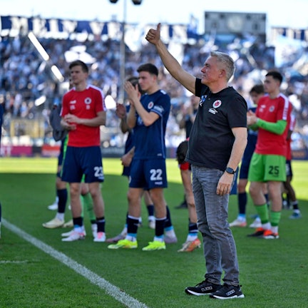 06.04.2024, Fussball 3. Liga 2023/2024, 32.Spieltag, TSV 1860 München - FC Viktoria Köln, im Stadion an der Grünwalder Strasse München, Trainer Olaf Janßen Viktoria Köln bedankt sich bei den Fans ***DFL and DFB regulations prohibit any use of photographs as image sequences and/or quasi-video.*** *** 06 04 2024, Soccer 3 Liga 2023 2024, Matchday 32, TSV 1860 München FC Viktoria Köln, at Stadion an der Grünwalder Strasse München, Coach Olaf Janßen Viktoria Köln thanks the fans DFL and DFB regulations prohibit any use of photographs as image sequences and or quasi video