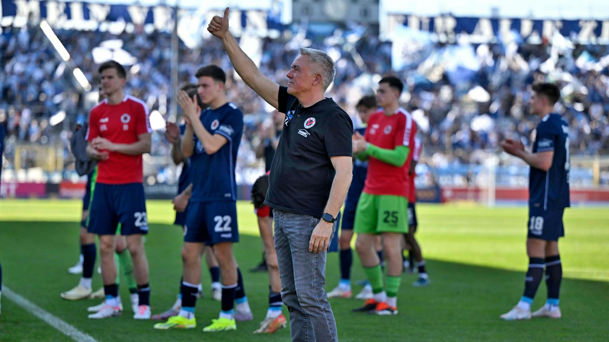 06.04.2024, Fussball 3. Liga 2023/2024, 32.Spieltag, TSV 1860 München - FC Viktoria Köln, im Stadion an der Grünwalder Strasse München, Trainer Olaf Janßen Viktoria Köln bedankt sich bei den Fans ***DFL and DFB regulations prohibit any use of photographs as image sequences and/or quasi-video.*** *** 06 04 2024, Soccer 3 Liga 2023 2024, Matchday 32, TSV 1860 München FC Viktoria Köln, at Stadion an der Grünwalder Strasse München, Coach Olaf Janßen Viktoria Köln thanks the fans DFL and DFB regulations prohibit any use of photographs as image sequences and or quasi video