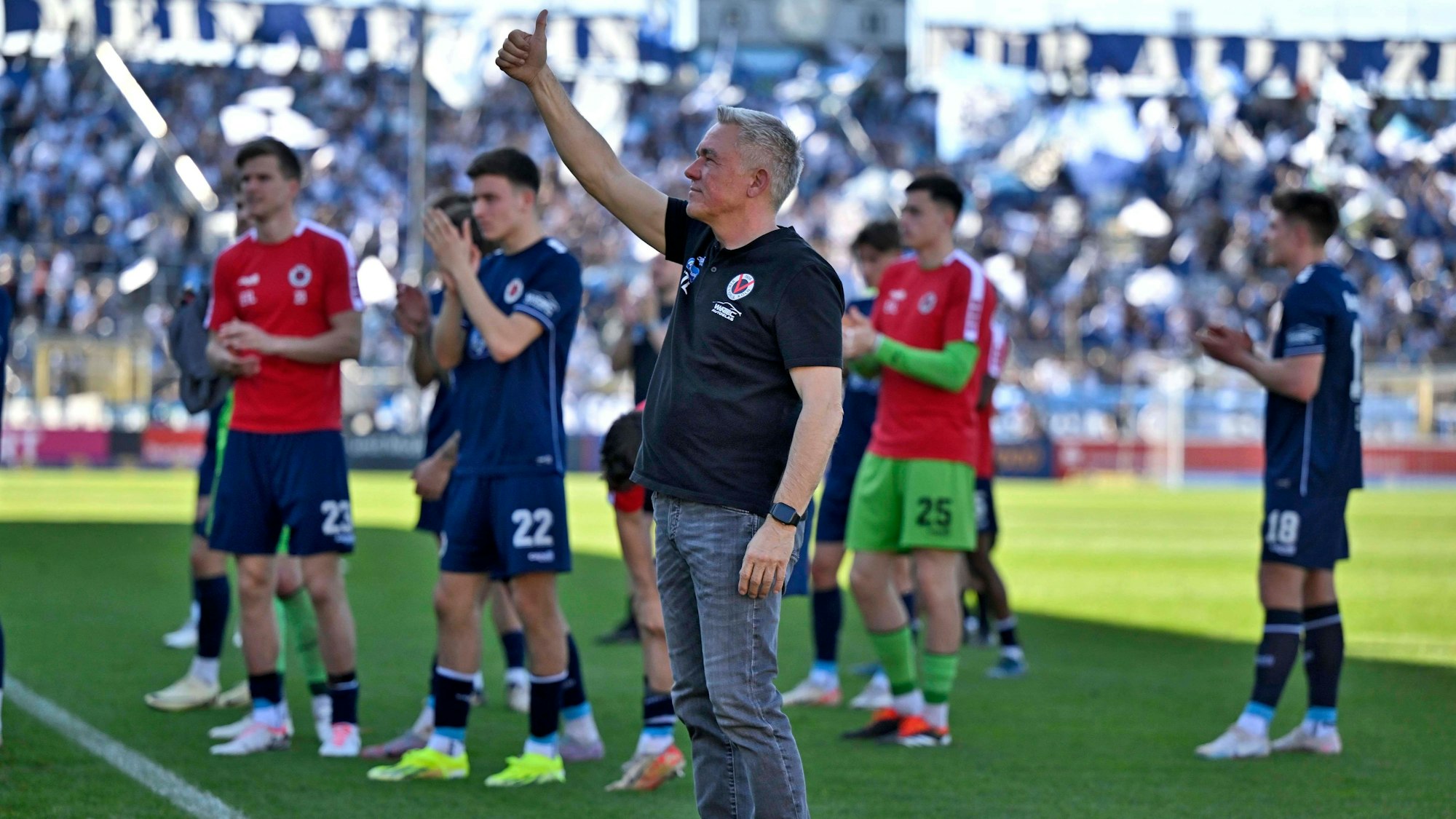 06.04.2024, Fussball 3. Liga 2023/2024, 32.Spieltag, TSV 1860 München - FC Viktoria Köln, im Stadion an der Grünwalder Strasse München, Trainer Olaf Janßen Viktoria Köln bedankt sich bei den Fans ***DFL and DFB regulations prohibit any use of photographs as image sequences and/or quasi-video.*** *** 06 04 2024, Soccer 3 Liga 2023 2024, Matchday 32, TSV 1860 München FC Viktoria Köln, at Stadion an der Grünwalder Strasse München, Coach Olaf Janßen Viktoria Köln thanks the fans DFL and DFB regulations prohibit any use of photographs as image sequences and or quasi video