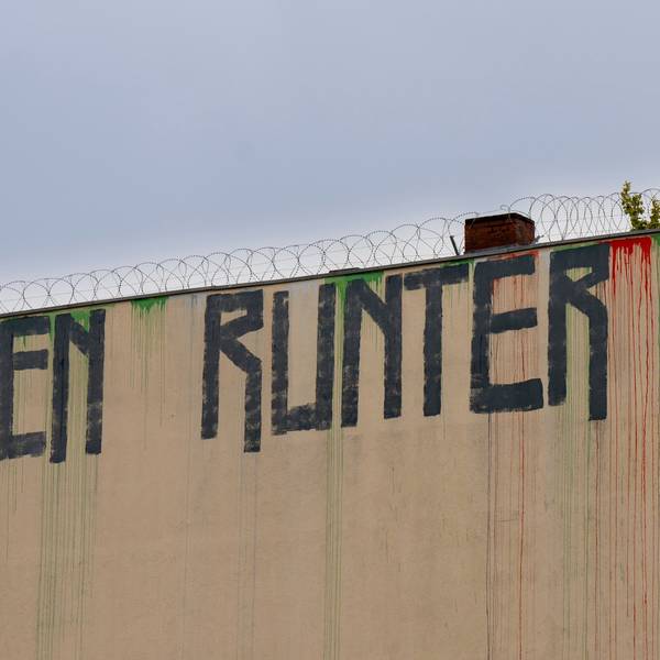 Berlin: Der Schriftzug „Mieten runter“ ist an der Wand eines Miethauses mit Graffiti beschmiert.