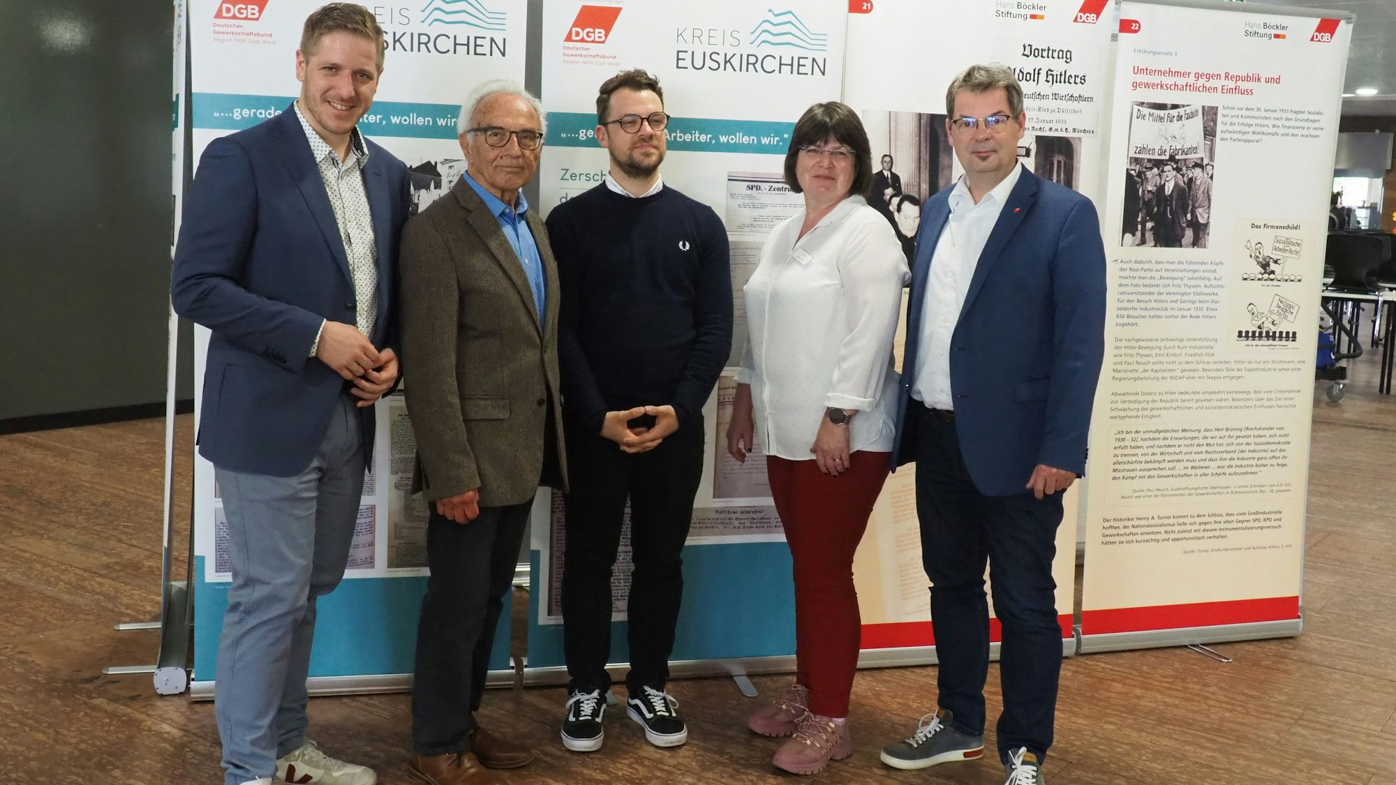 Vor Aufstellern stehen Landrat Markus Ramers (v.l.), Reinhold Weitz, Gewerkschaftssekretär Jerome Schmitz, Kreisarchivarin Heike Pütz und DGB-Regionsgeschäftsführer Ralf Woelk.