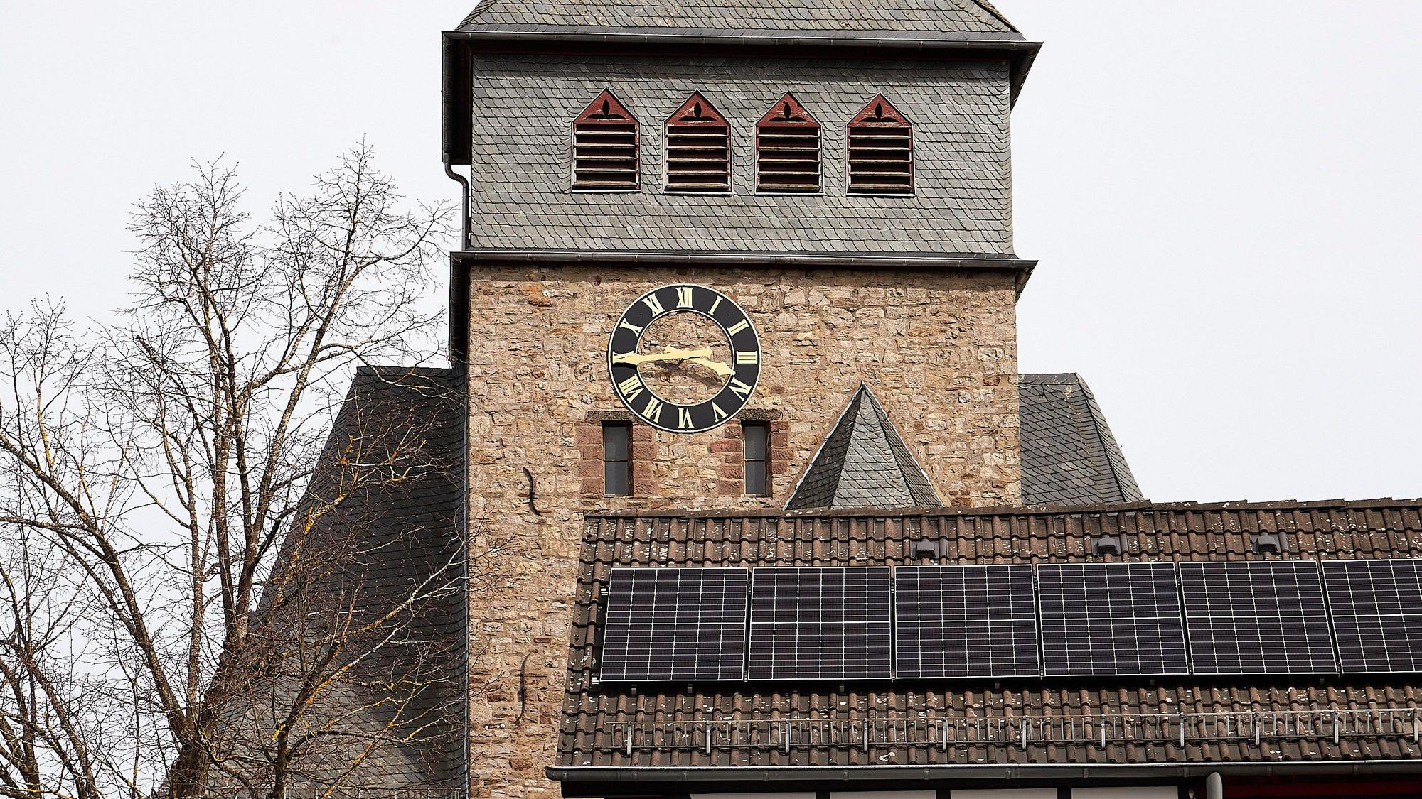 Die Uhr knapp unterhalb der Spitze des Marmagener Kirchturms ist neu installiert.