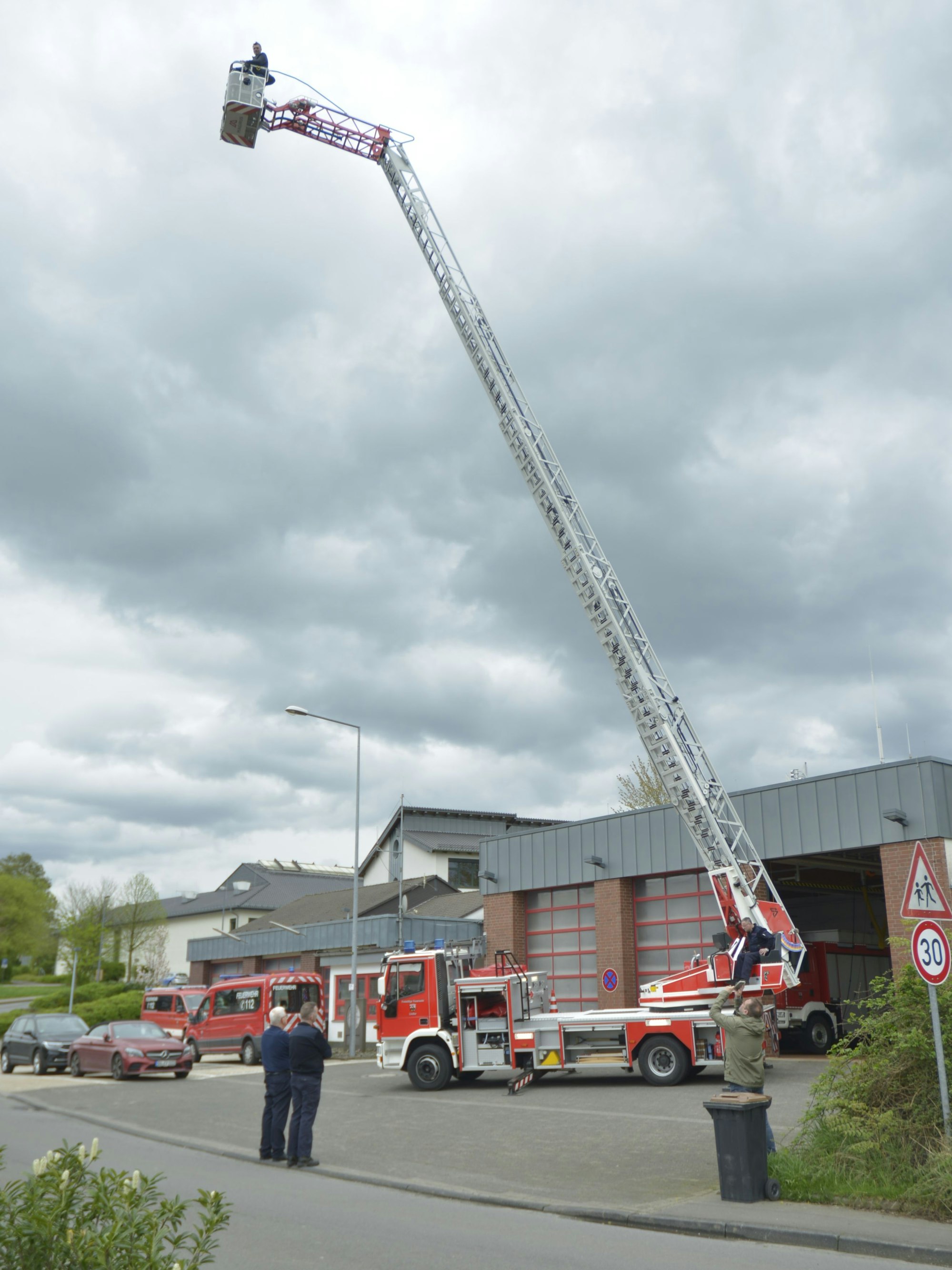 Die neue Drehleiter in Lindlar wird vorgeführt.