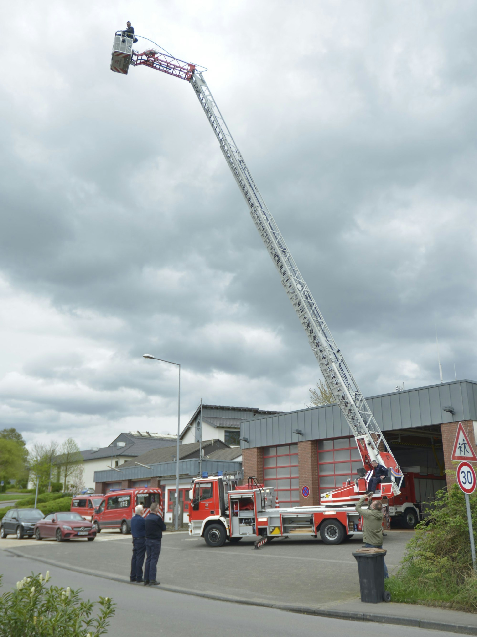 Die neue Drehleiter in Lindlar wird vorgeführt.