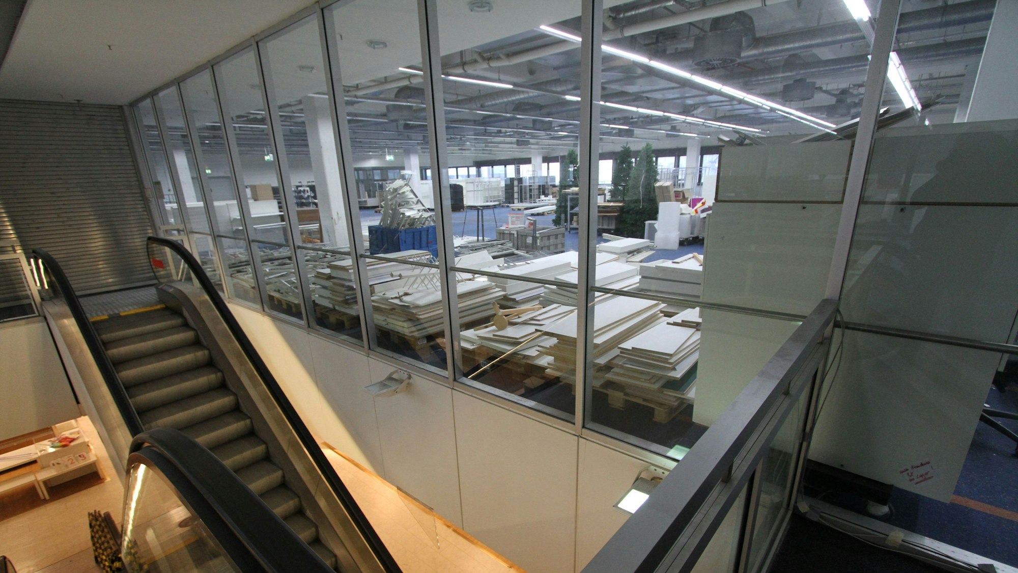 Eine Ladenfläche und eine Rolltreppe.