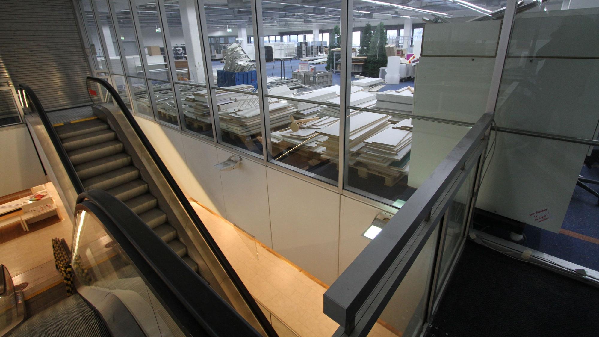 Rolltreppen in einem ungenutzten Warenhaus