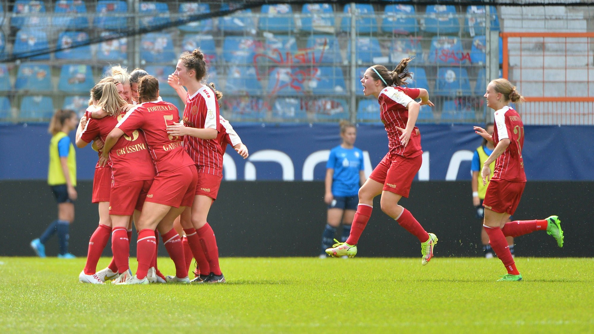 Torjubel von den Spielerinnen von Fortuna Köln nach der 1:0 Führung, 13.08.2023, Bochum, DFB-Pokal der Frauen, Runde 1, VfL Bochum - SC Fortuna Köln, DFB/DFL REGULATIONS PROHIBIT ANY USE OF PHOTOGRAPHS AS IMAGE SEQUENCES AND/OR QUASI-VIDEO. *** Goal celebration from the players of Fortuna Cologne after the 1 0 lead, 13 08 2023, Bochum, DFB Pokal der Frauen, Runde 1, VfL Bochum SC Fortuna Köln, DFB DFL REGULATIONS PROHIBIT ANY USE OF PHOTOGRAPHS AS IMAGE SEQUENCES AND OR QUASI VIDEO xklx