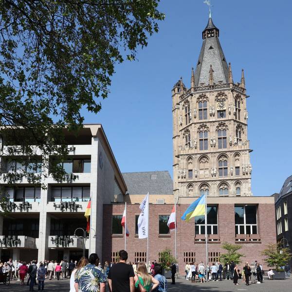 26.05.2023
Köln
Historisches Rathaus vom Alter Markt aus fotografiert
Foto: Martina Goyert