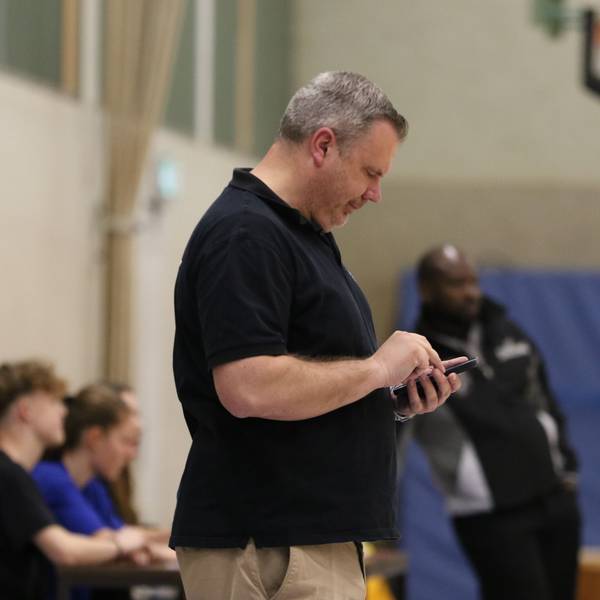 TuS-Trainer Marcus Görner schaute vor und sofort nach dem Spiel auf sein Handy, um sich über die anderen Ergebnisse zu informieren.
