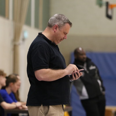 TuS-Trainer Marcus Görner schaute vor und sofort nach dem Spiel auf sein Handy, um sich über die anderen Ergebnisse zu informieren.