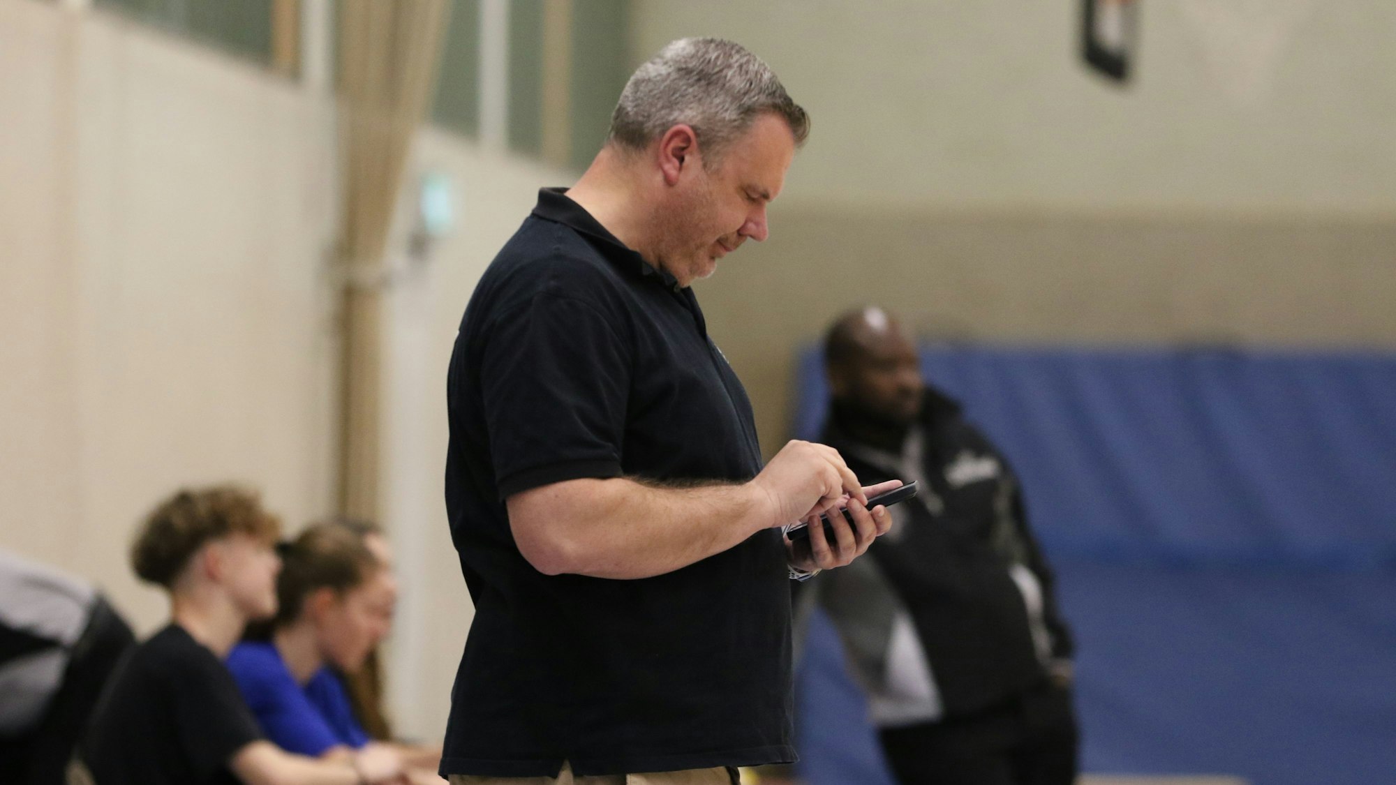 TuS-Trainer Marcus Görner schaute vor und sofort nach dem Spiel auf sein Handy, um sich über die anderen Ergebnisse zu informieren.