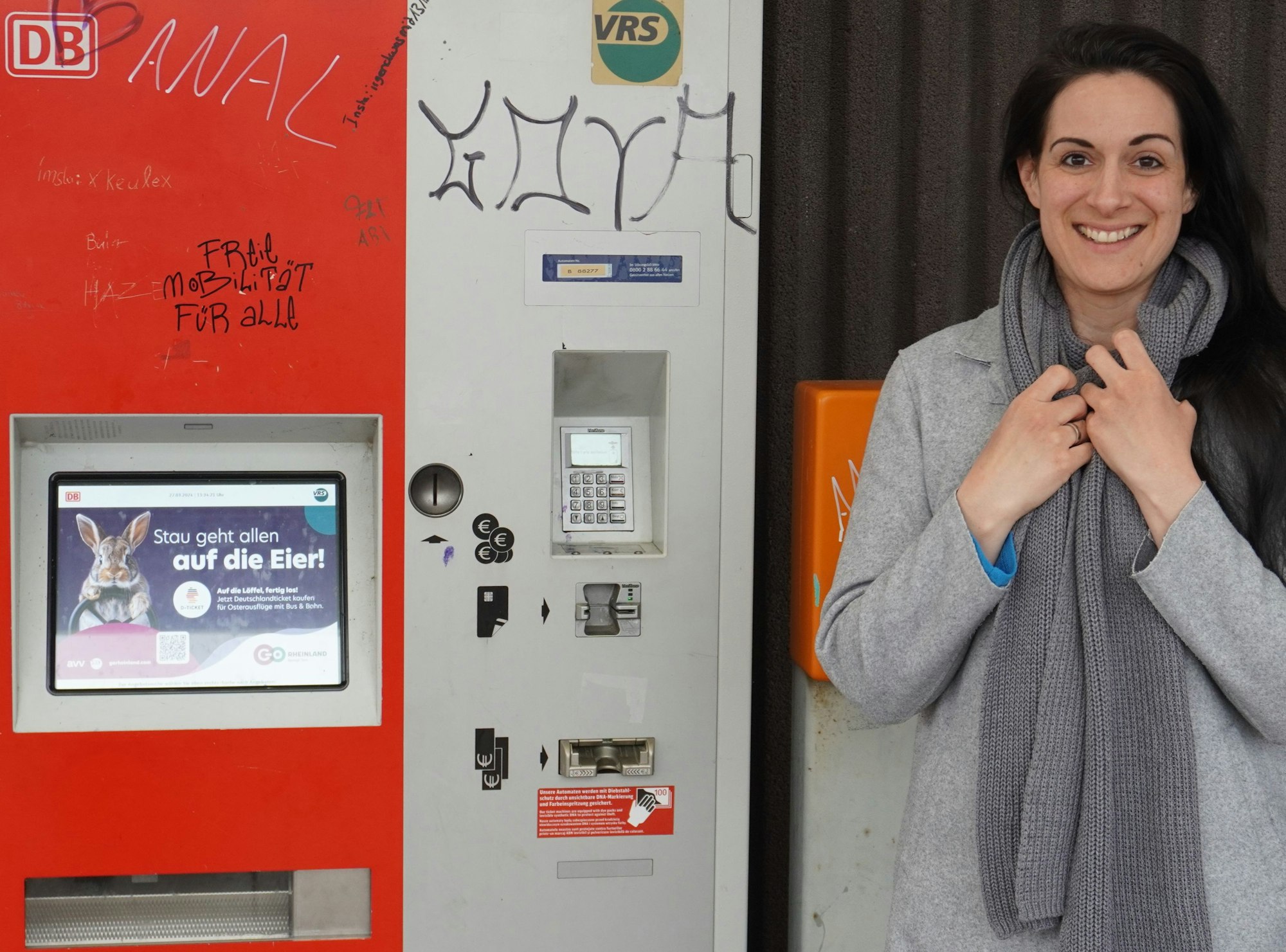 Das Bild zeigt Sina Krempel vor einem Fahrkartenautomaten am Bahnhof in Kerpen-Buir.