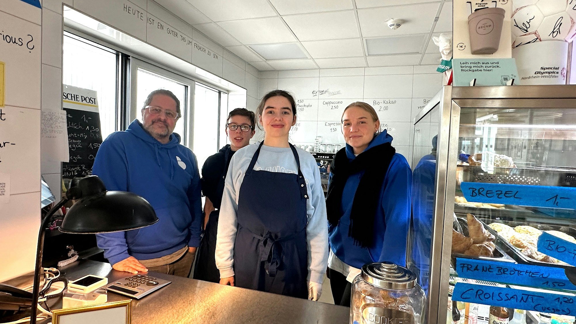 Tomaso Giurgolo (v.l.) arbeitet mit Schülern und Studenten. Im Bild mit den Schülern Amir, Mia und Studentin Lara.