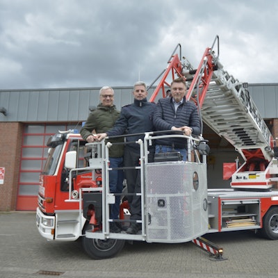Die neue Drehleiter für Lindlar, ein komplett überholtes Fahrzeug, vor dem Feuerwehrgerätehaus.