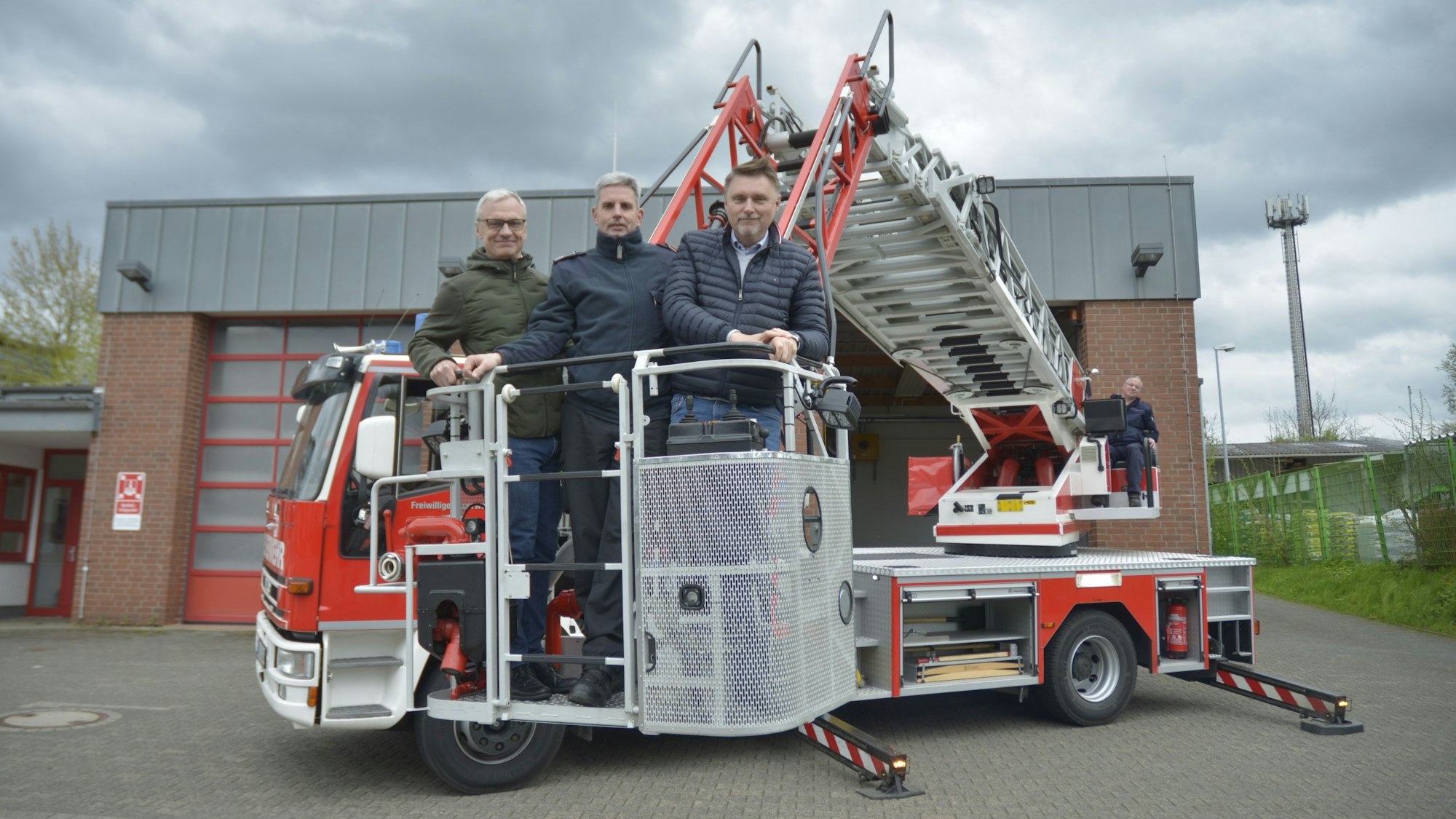 Die neue Drehleiter für Lindlar, ein komplett überholtes Fahrzeug, vor dem Feuerwehrgerätehaus.