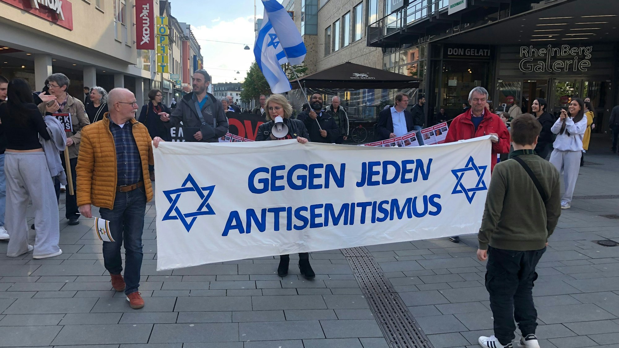 Ein Demonstrationszug mit rund 30 Teilnehmern zog von der Rhein-Berg-Galerie zum Konrad-Adenauer-Platz.