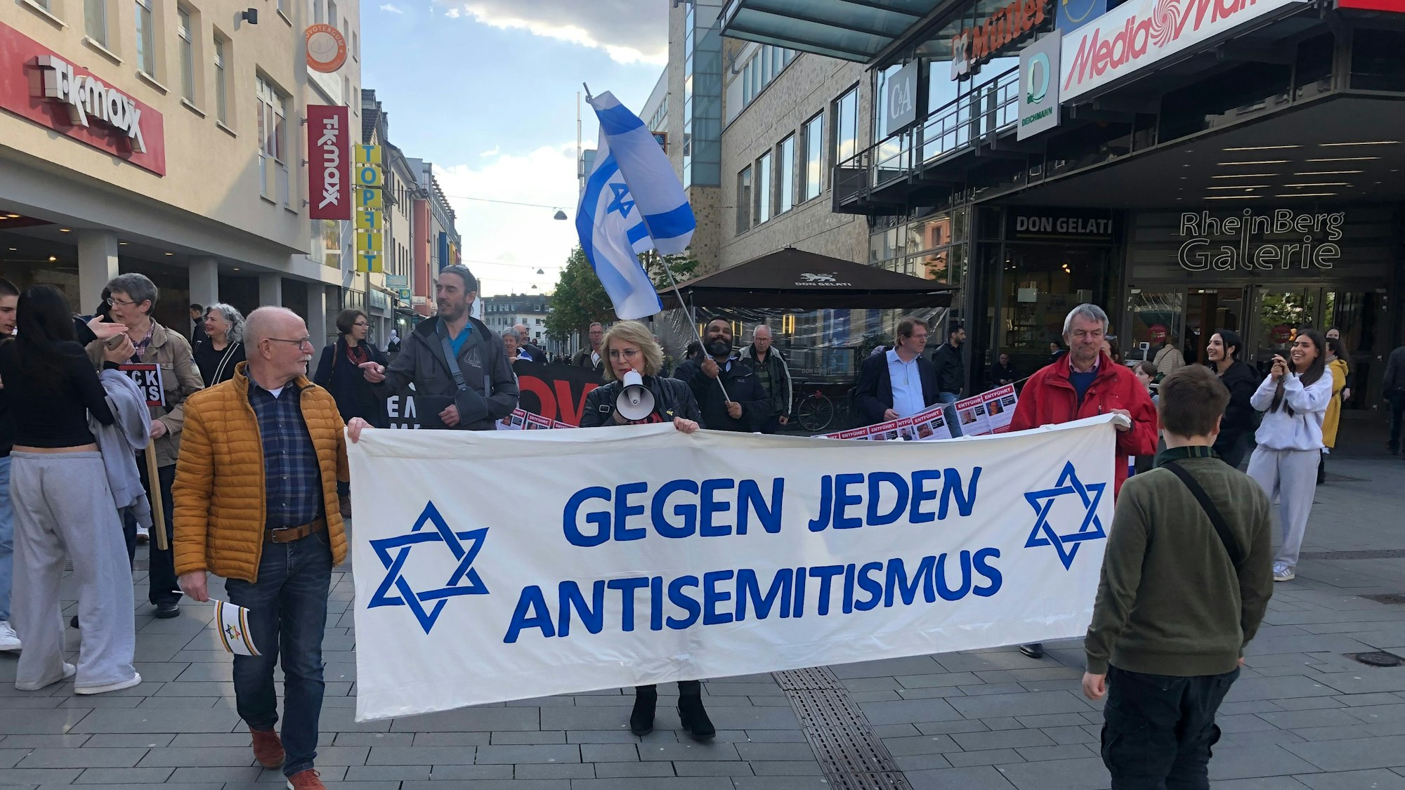 Ein Pro-Israel Demo in Bergisch Gladbach: Petra Hemming, Bildmitte mit Megafon, organisierte auch diese Veranstaltung.