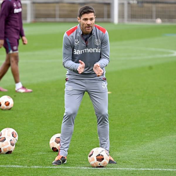 Gibt die Richtung für das Triple vor: Bayer-Coach Xabi Alonso beim Abschlusstraining vor dem Spiel gegen West Ham United.