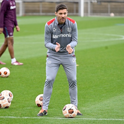 Gibt die Richtung für das Triple vor: Bayer-Coach Xabi Alonso beim Abschlusstraining vor dem Spiel gegen West Ham United.