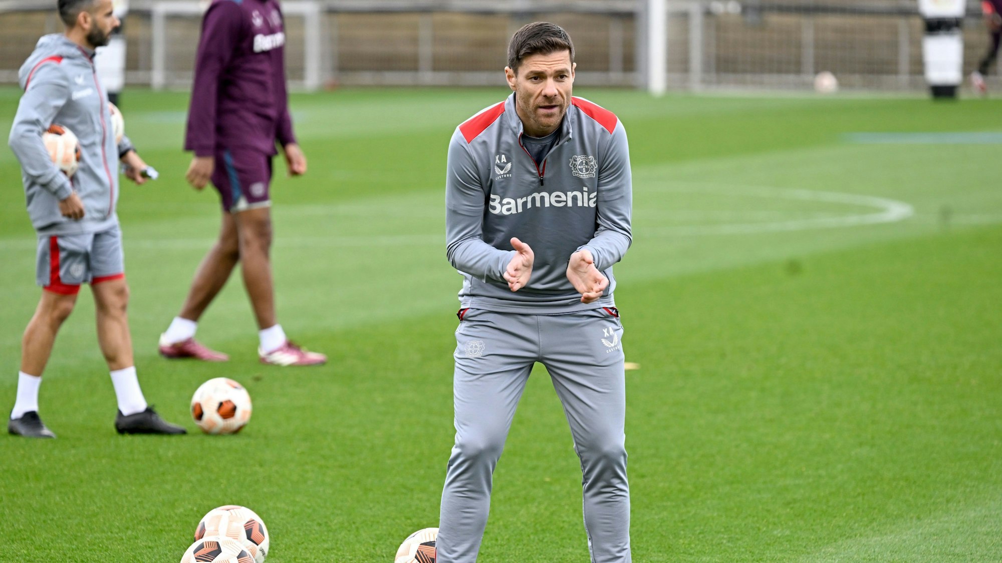 Gibt die Richtung für das Triple vor: Bayer-Coach Xabi Alonso beim Abschlusstraining vor dem Spiel gegen West Ham United.