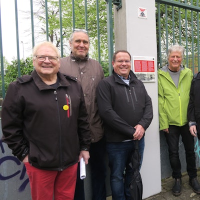 Udo Hanselmann (stellvertretender Bezirksbürgermeister), Michael Schmitz (IG), Dirk Collin, Uli Voosen, Wolfgang Schreck und Volker Spelthann (Bezirksbürgermeister) (v.l.) an der neuen Info-Tafel. Foto: Hermans