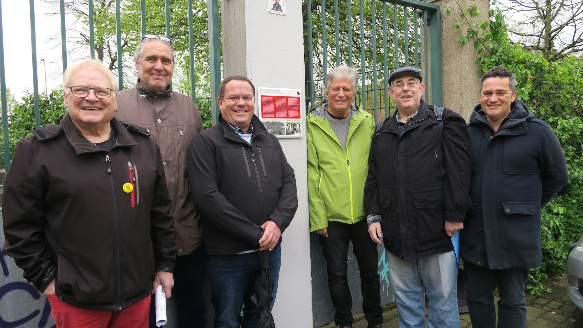 Udo Hanselmann (stellvertretender Bezirksbürgermeister), Michael Schmitz (IG), Dirk Collin, Uli Voosen, Wolfgang Schreck und Volker Spelthann (Bezirksbürgermeister) (v.l.) an der neuen Info-Tafel. Foto: Hermans