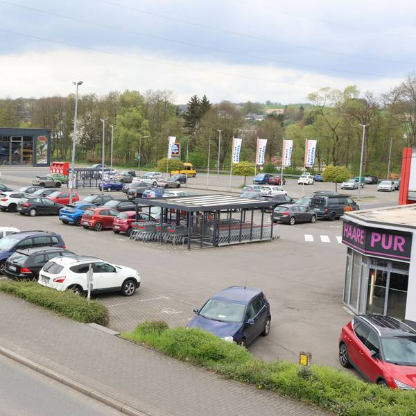 Den Parkplatz des Fachmarktzentrums am Raabeweg in Waldbröl sieht die SPD als geeigneten Platz für eine große Photovoltaik-Anlage. Jetzt sollen die Stadtwerke prüfen, ob der Bau tatsächlich möglich ist. Das Foto zeigt das Gelände von der Brölbahnstraße aus.