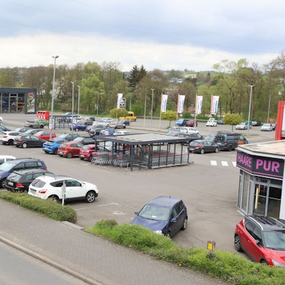 Den Parkplatz des Fachmarktzentrums am Raabeweg in Waldbröl sieht die SPD als geeigneten Platz für eine große Photovoltaik-Anlage. Jetzt sollen die Stadtwerke prüfen, ob der Bau tatsächlich möglich ist. Das Foto zeigt das Gelände von der Brölbahnstraße aus.