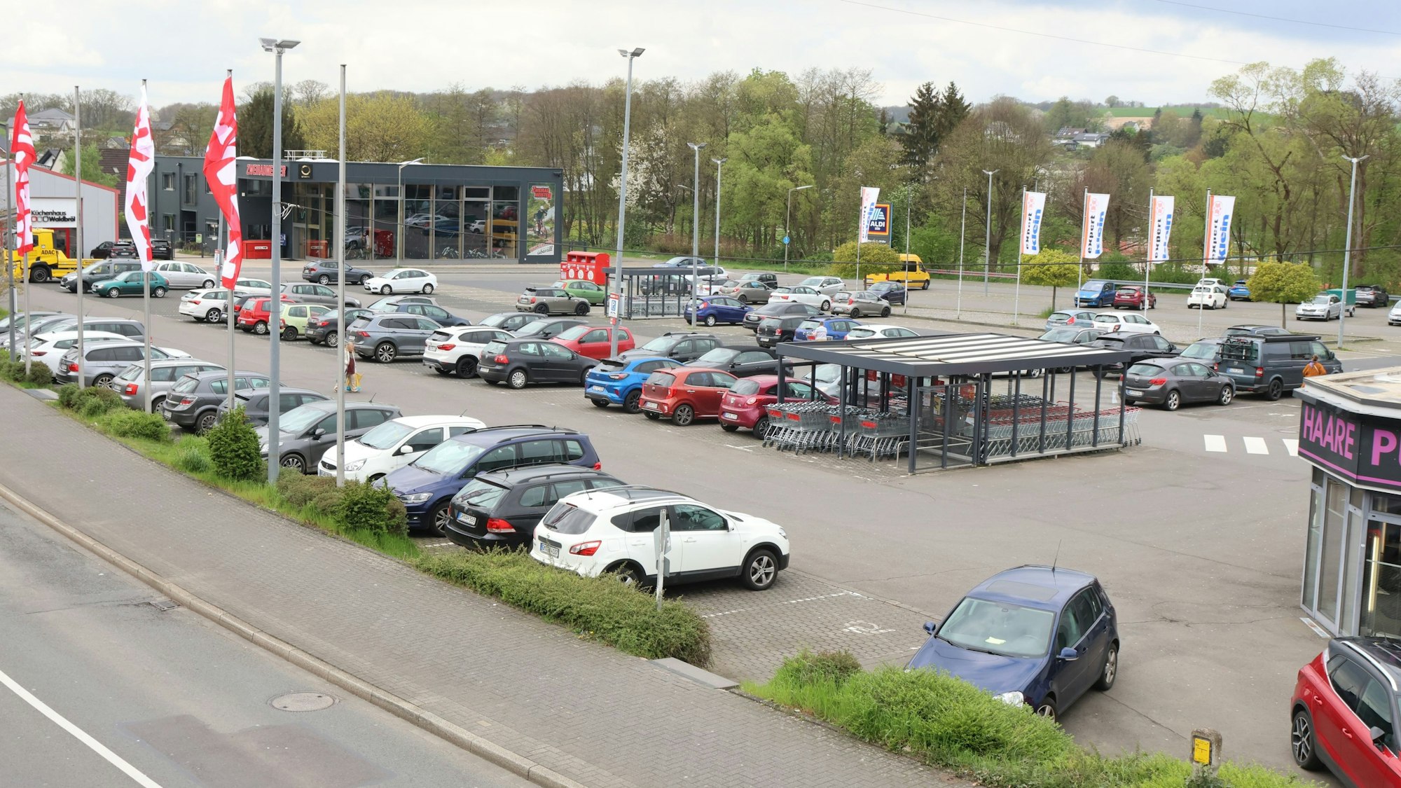 Den Parkplatz des Fachmarktzentrums am Raabeweg in Waldbröl sieht die SPD als geeigneten Platz für eine große Photovoltaik-Anlage. Jetzt sollen die Stadtwerke prüfen, ob der Bau tatsächlich möglich ist. Das Foto zeigt das Gelände von der Brölbahnstraße aus.