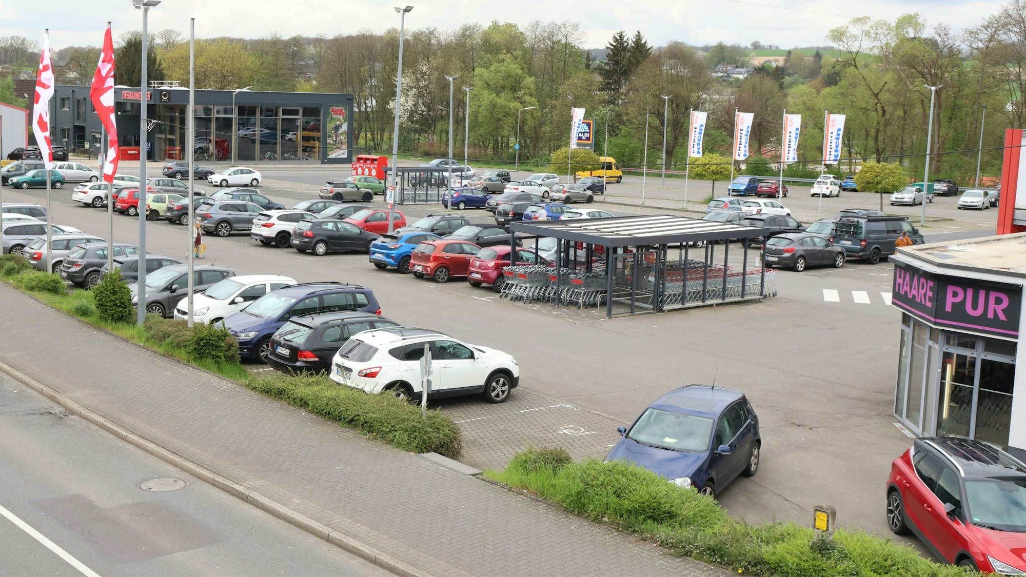 Der weitaus größte Teil dieses Parkplatzes am Waldbröler Raabeweg soll schon bald mit einer Photovoltaik-Anlage überbaut werden.
