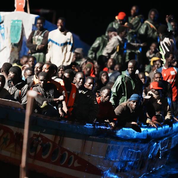 El Hierro: Migranten befinden sich dicht gedrängt in einem Holzboot, während sie zum Hafen in La Restinga auf der Kanareninsel El Hierro geschleppt werden.
