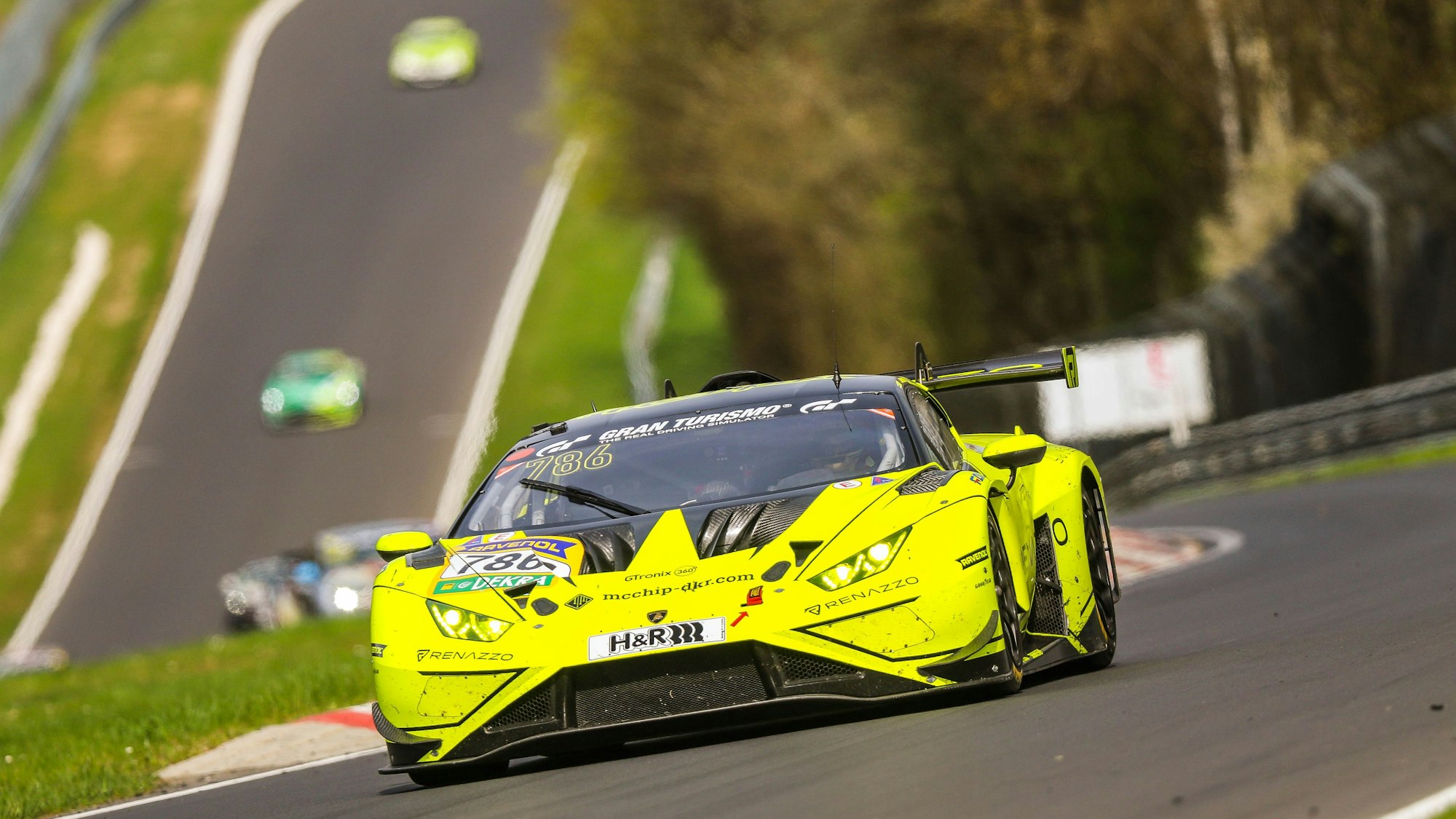 Der Lamborghini von Renazzo, gesteuert vom Obergartzemer Team Mcchip. Im Hintergrund sind noch weitere Fahrzeuge zu erkennen.