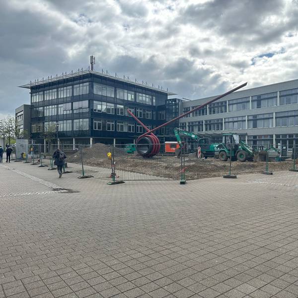 Blick auf den Vorplatz der Hochschule Bonn-Rhein-Sieg. Bagger haben das Pflaster aufgerissen.