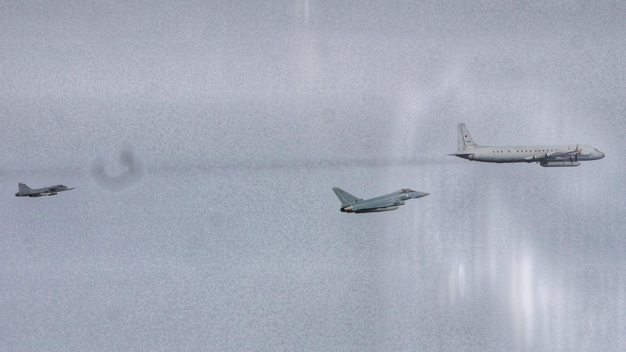 Ein Eurofighter der deutschen Luftwaffe vom Stützpunkt in Laage fängt gemeinsam mit einem schwedischen Kampfjet ein unangemeldtes russisches Militärflugzeug ab. Ein Alarmstart aus Deutschland ist vergleichsweise selten.