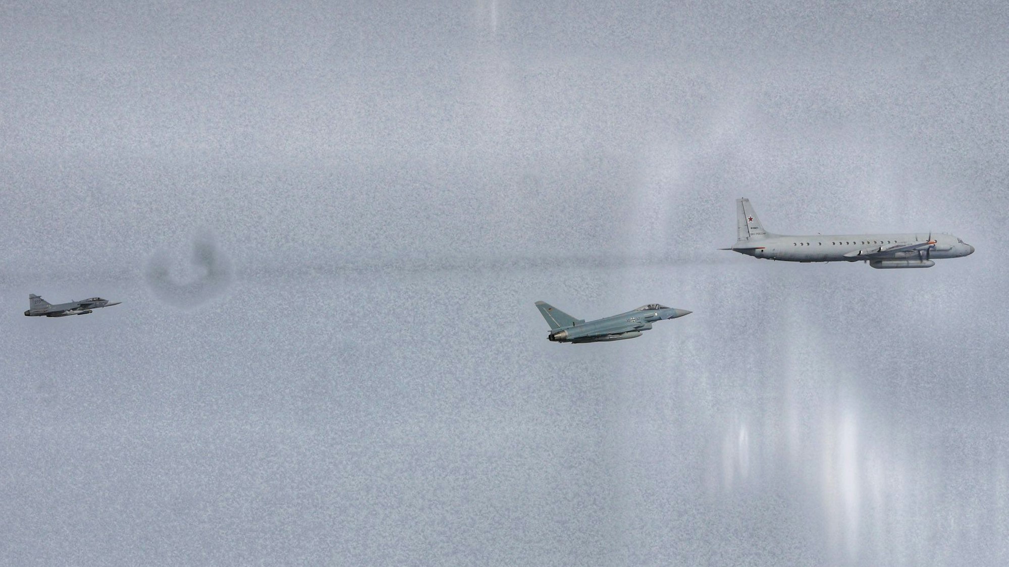 Ein Eurofighter der deutschen Luftwaffe vom Stützpunkt in Laage fängt gemeinsam mit einem schwedischen Kampfjet ein unangemeldtes russisches Militärflugzeug ab. Ein Alarmstart aus Deutschland ist vergleichsweise selten.