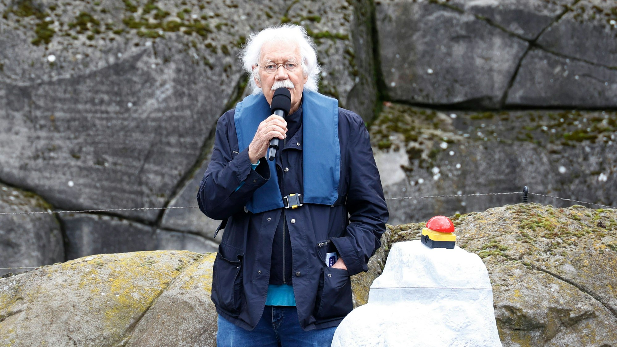 Kultmoderator Carlo von Tiedemann führt durch das Programm Tierpark Hagenbeck Hamburg.