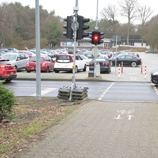Das Foto zeigt die Ampelanlage an der Saaler Straße in Refrath
