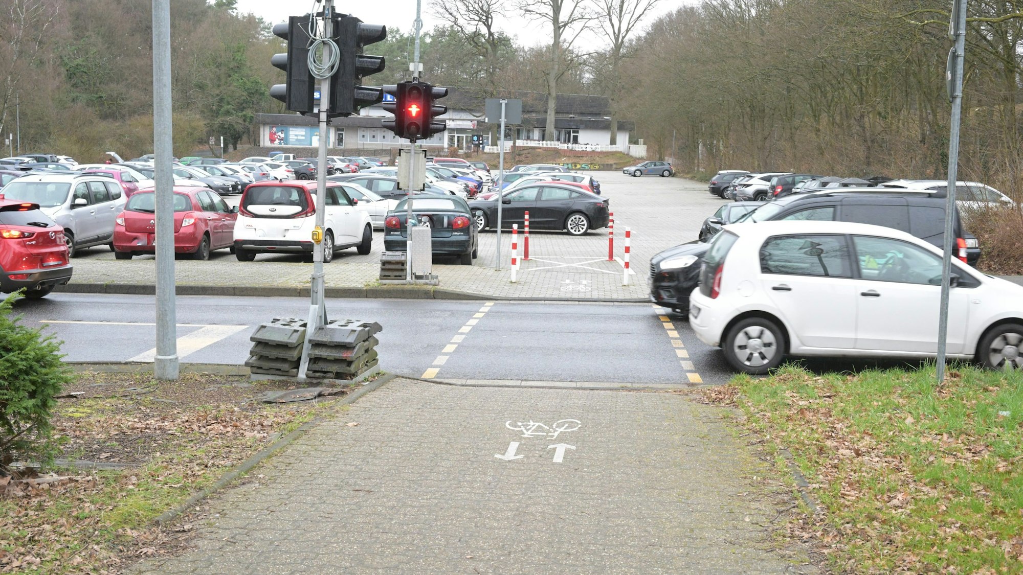 Das Foto zeigt die Ampelanlage an der Saaler Straße in Refrath