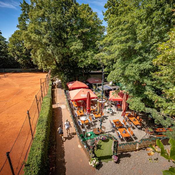 Der Alpenbiergarten auf Schelling liegt unter der Rodenkirchener Brücke, könnte aber auch irgendwo in Bayern sein.