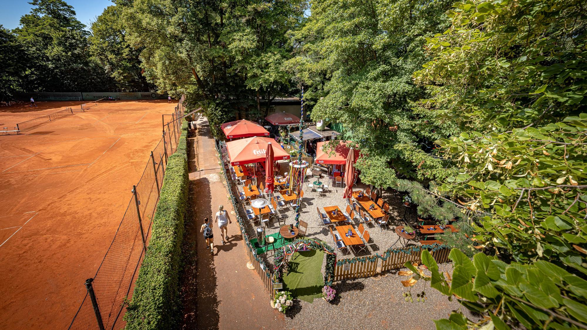 Der Alpenbiergarten auf Schelling liegt unter der Rodenkirchener Brücke, könnte aber auch irgendwo in Bayern sein.